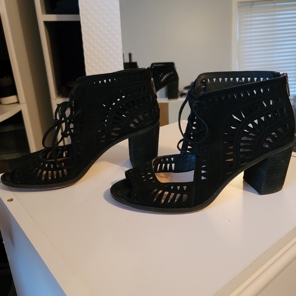 Vince Camuto Tarita Laser Cut Bootie Sandal Size 8.5 - Picture 2 of 4
